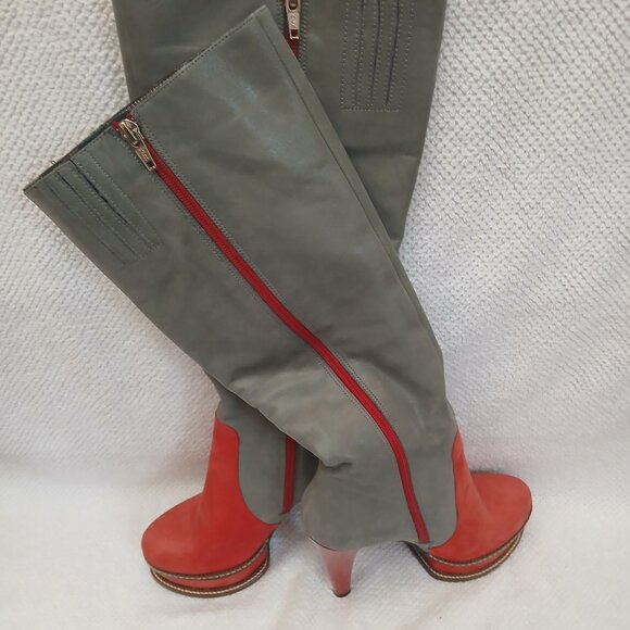 Tall suede leather boots in grey and red. - Picture 3 of 8